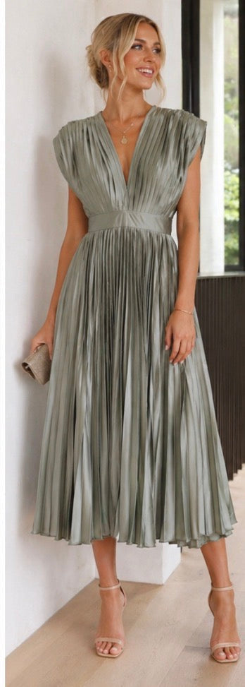 Marlowe & June™ | Timeless Pleated Midi Dress